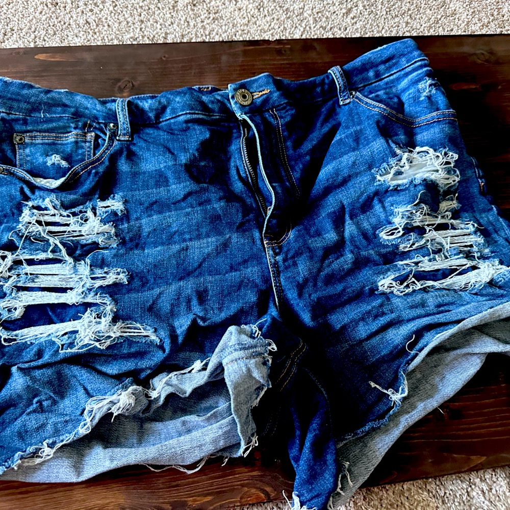 American Eagle women’s distressed jean shorts